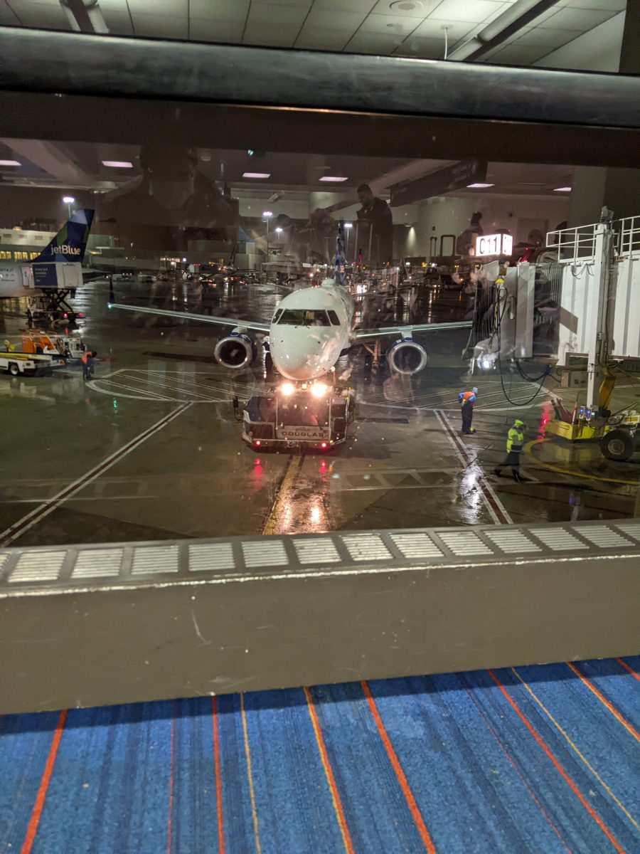 預定起飛時間過後才在大雨中姍姍來遲的Jetblue班機,機長跟機組員都一臉厭世。