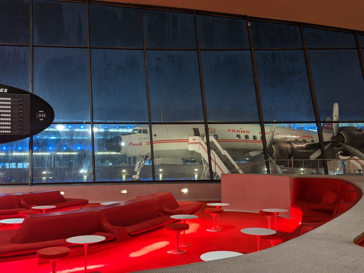 JFK機場國內線5航廈對面TWA旅館大廳是個休息的好地方,在等旅館發配時我就在這裡使用免費插座。