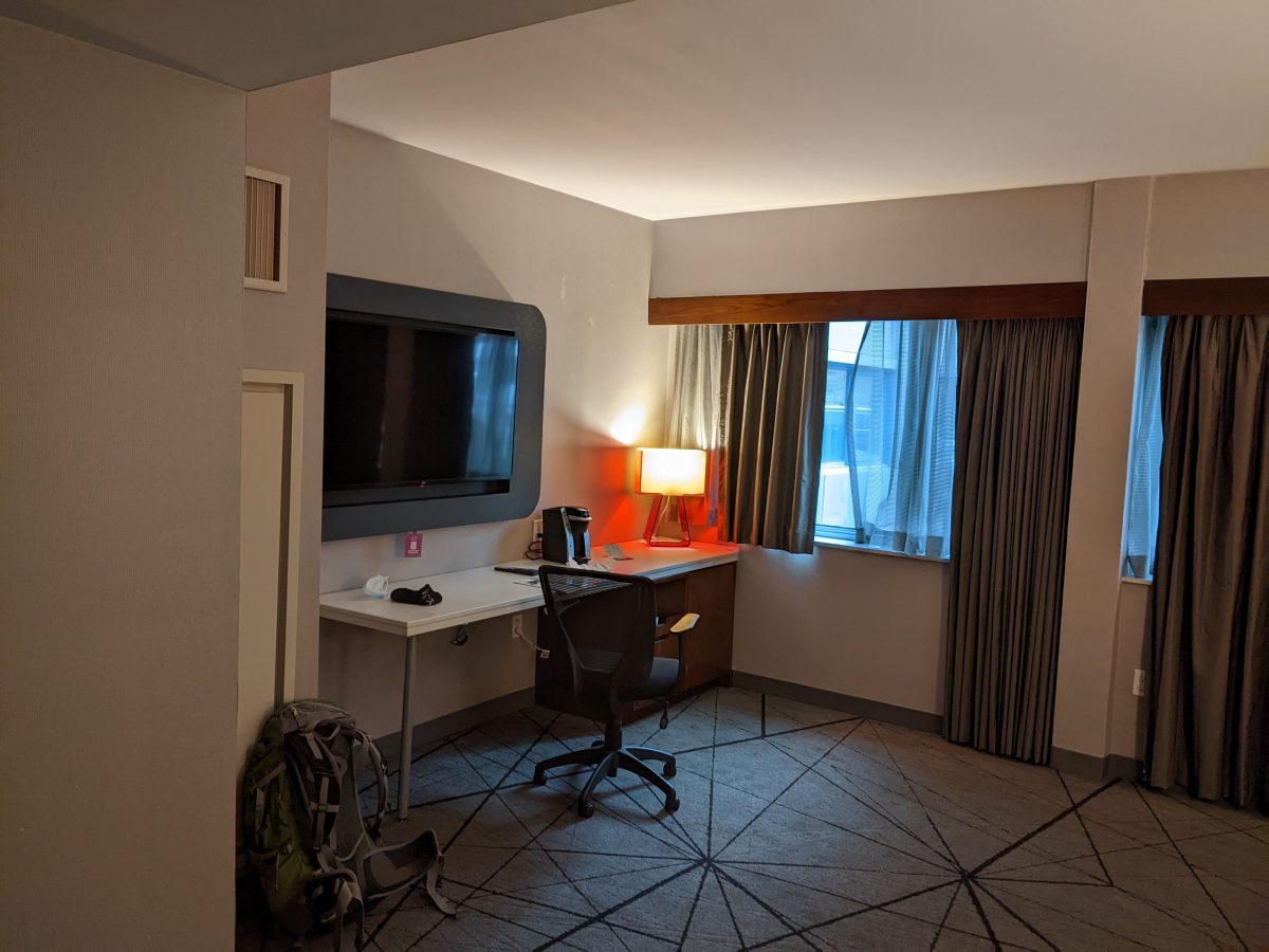 等了好幾個小時和跟Jetblue客服拼命溝通後,終於安排好前兩天住Crowne Plaza Hotel,這些機場附近的旅館幾乎都有免費接駁車到機場Airtrain的Federal Circle站。