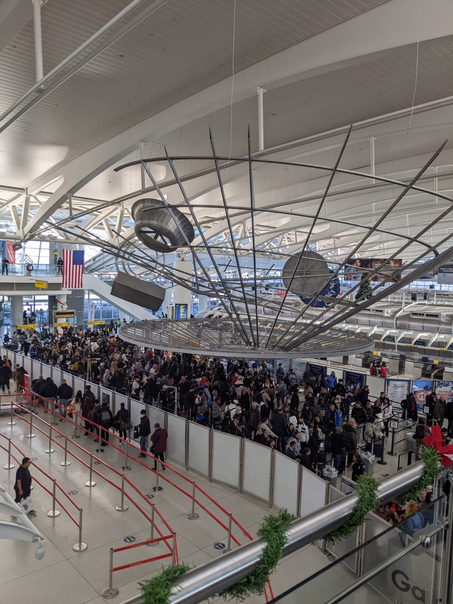 在機場問華航櫃檯,許多人第一反應都是第一航廈有固定駐點的Korean Airline(圖)。事實上華航只有有班次的天才會有駐站人員。遇到問題如果客服又下班根本找不到人處理。